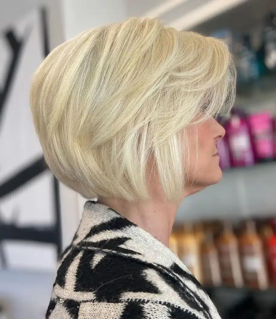 Voluminous rounded bob with side bangs